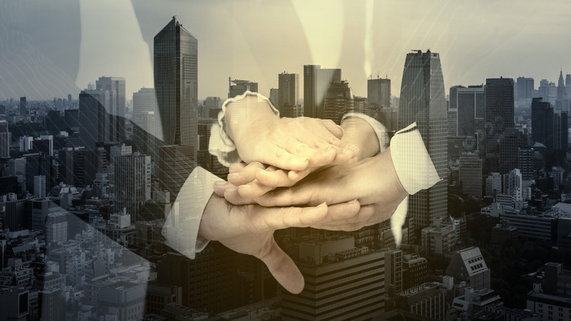 ビルが透ける握手