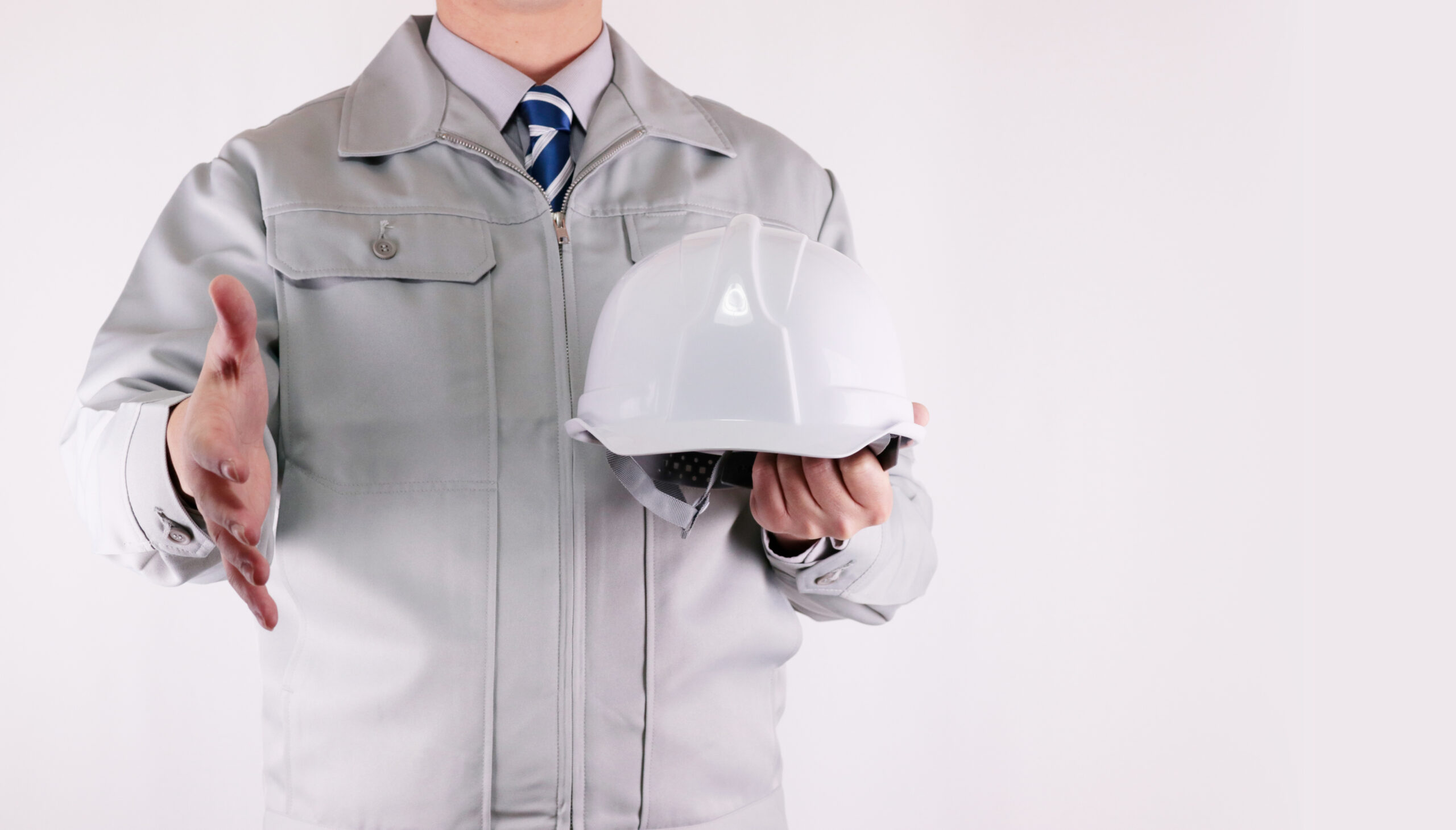 メットを持って握手